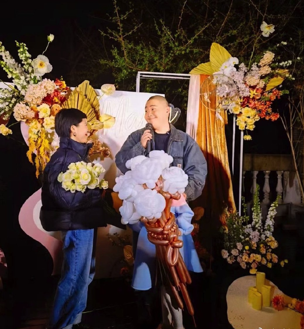捧戒单膝跪下 郝劭文求婚成功