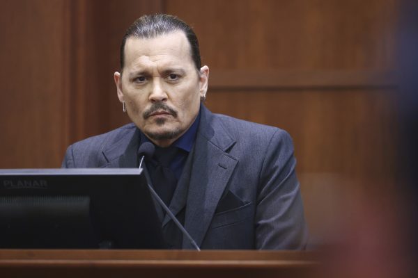 狠批安柏赫德是“人类灾难 ” 阿历宝云女儿发声挺尊尼