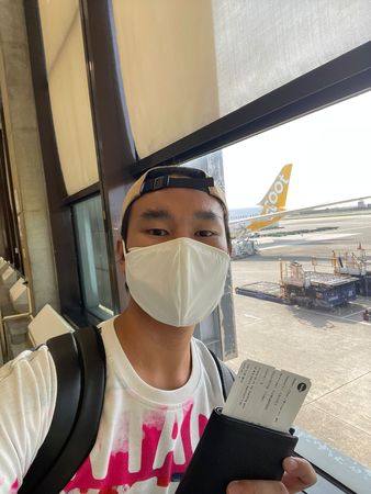 等2年终于飞返马 蔡明仁机上吃咖哩饭喷泪