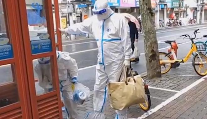 雇主被隔离 安徽保姆栖身上海电话亭5天 靠老乡接力援助