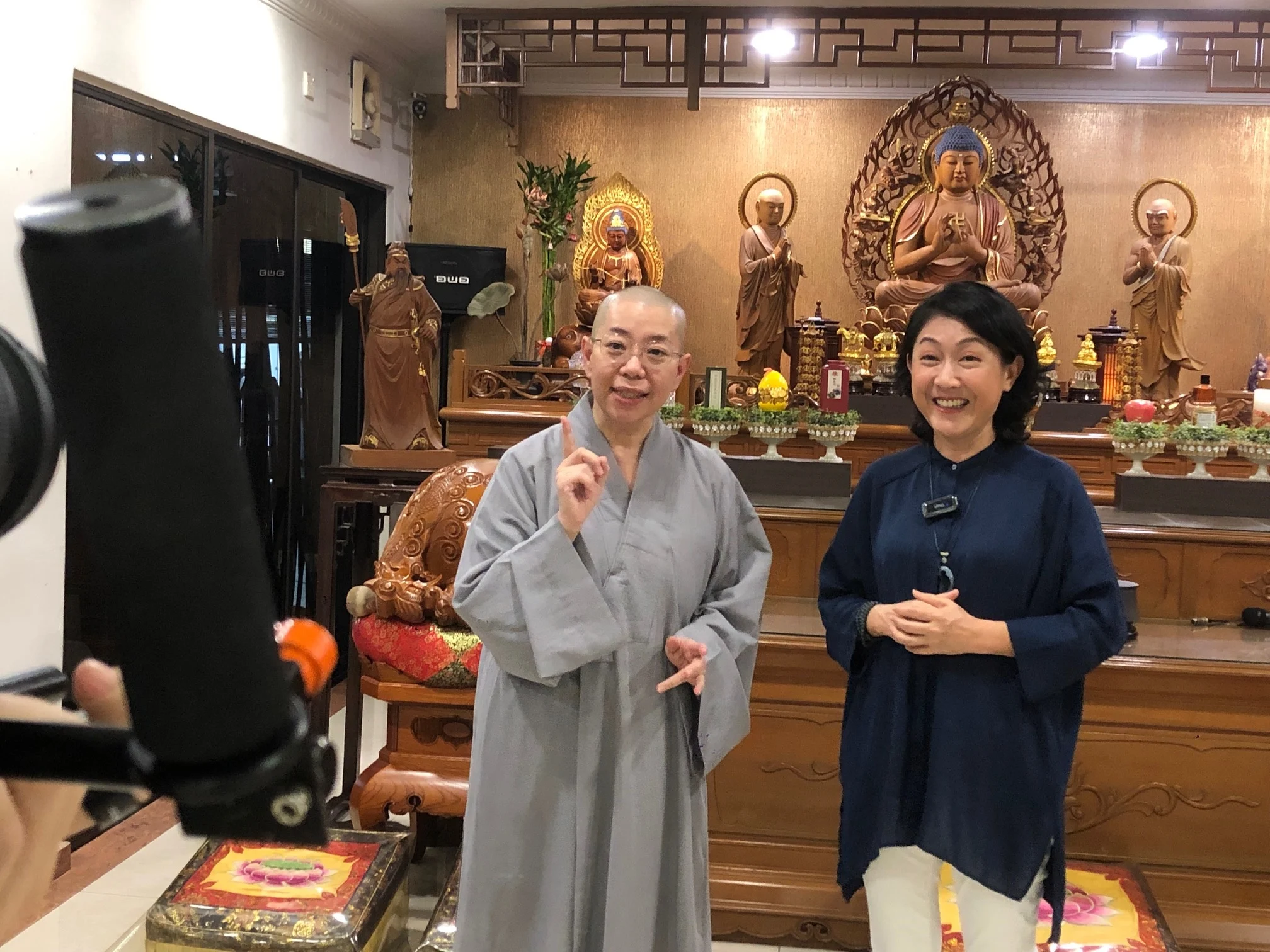 黄一飞一家三口为慈善献声 与女儿饶舌合唱