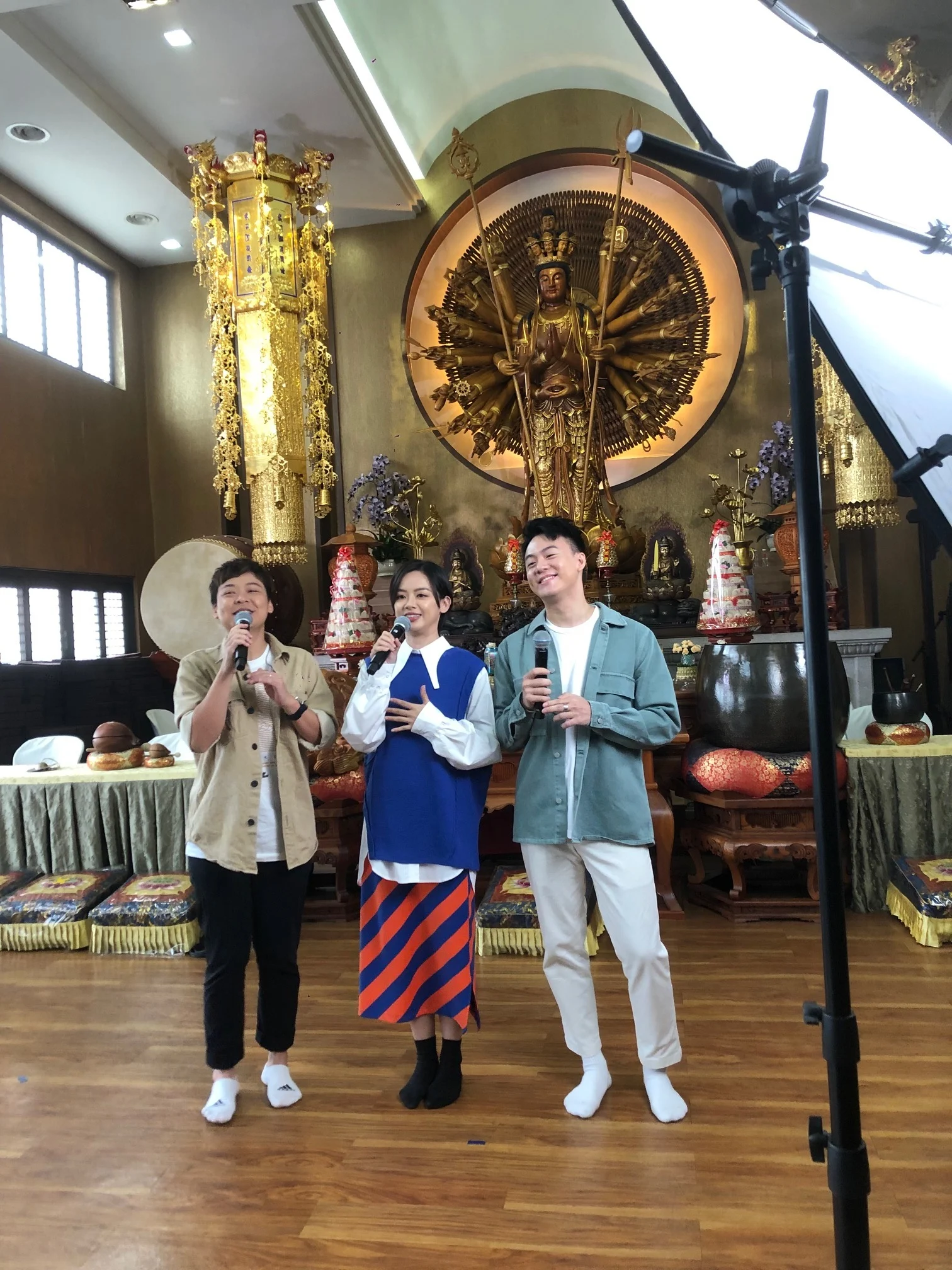 黄一飞一家三口为慈善献声 与女儿饶舌合唱