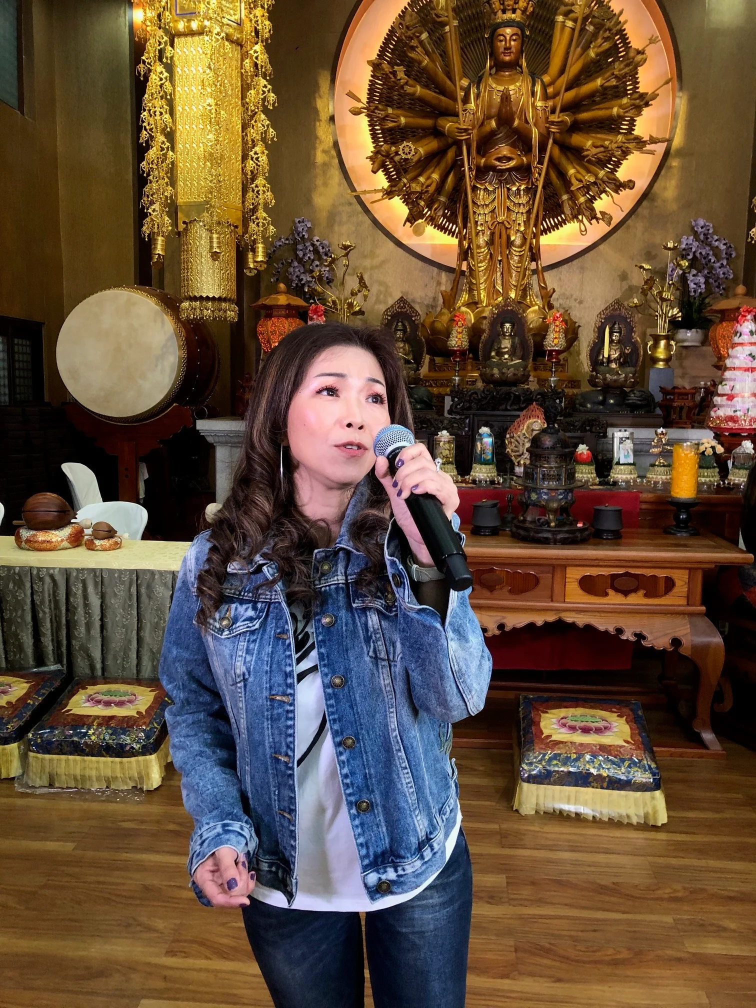 黄一飞一家三口为慈善献声 与女儿饶舌合唱
