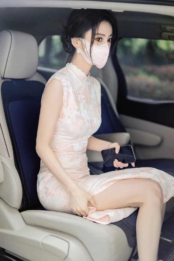 Angelababy旗袍造型古典优雅 1举动被质疑嫌弃粉丝
