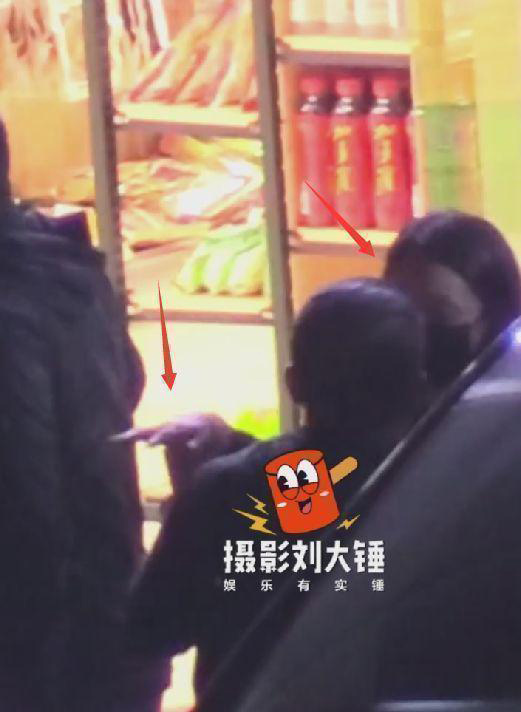 董璇出席饭局被强吻掀热议 网调侃“娱乐圈常态”