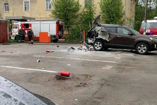 乌战场捡火箭炮回家 车上爆炸车毁人伤