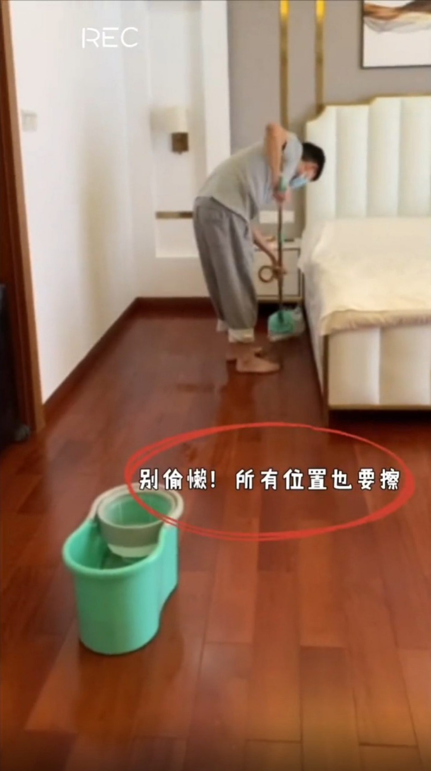 刘德华赤脚拖地动作纯熟 网赞:在家没少干活