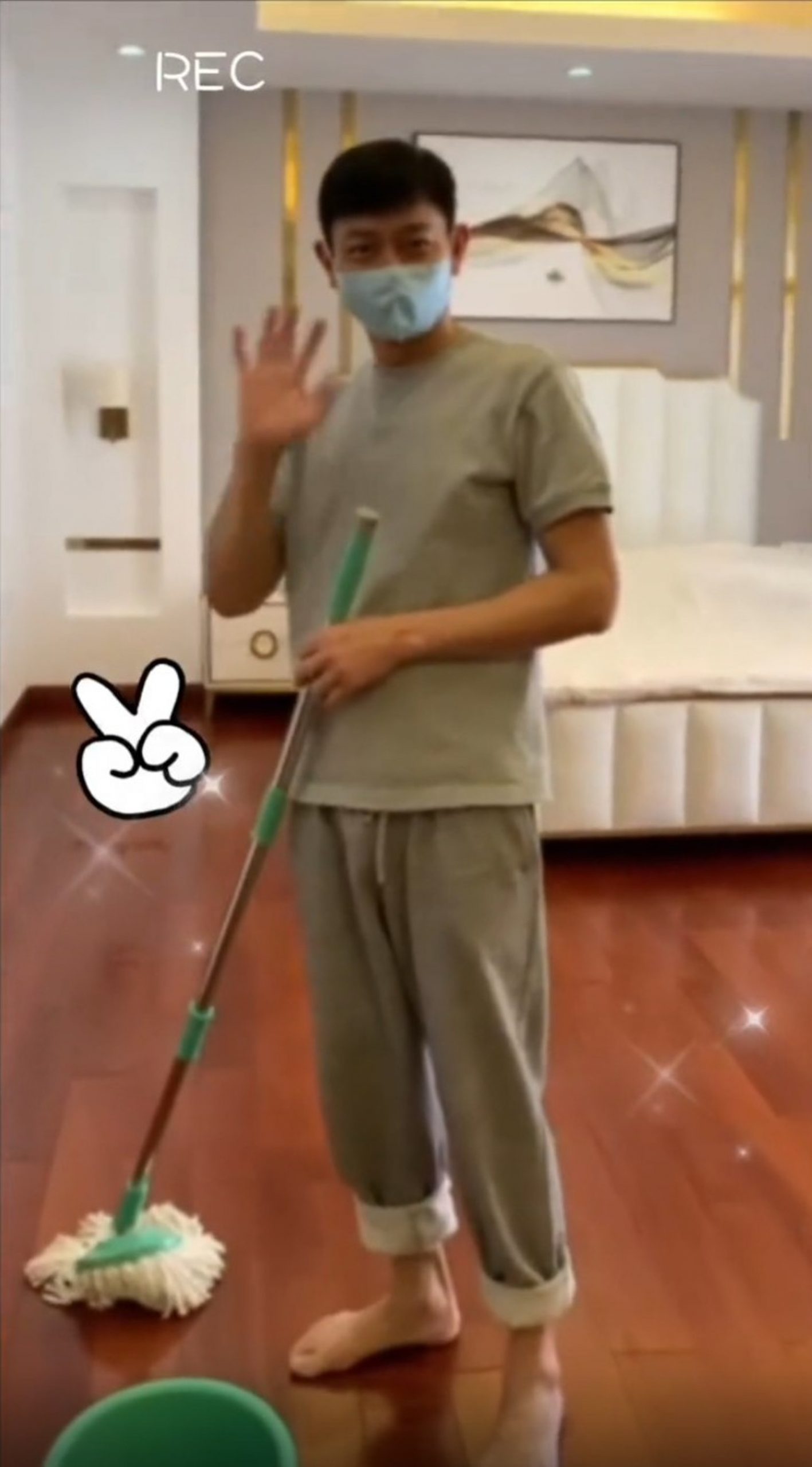 刘德华赤脚拖地动作纯熟 网赞:在家没少干活