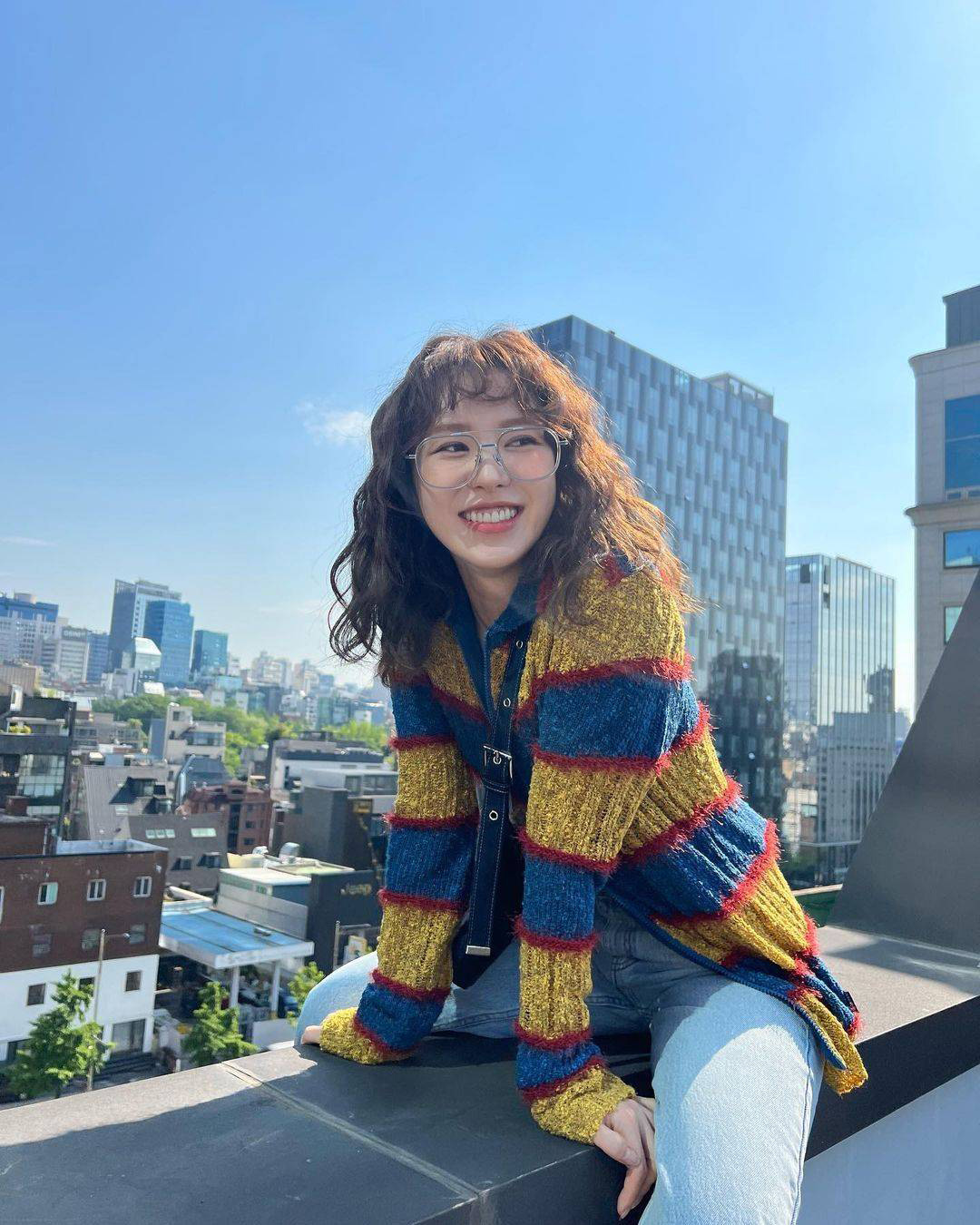 危坐天台围墙拍照 Wendy@Red Velvet晒照引热议