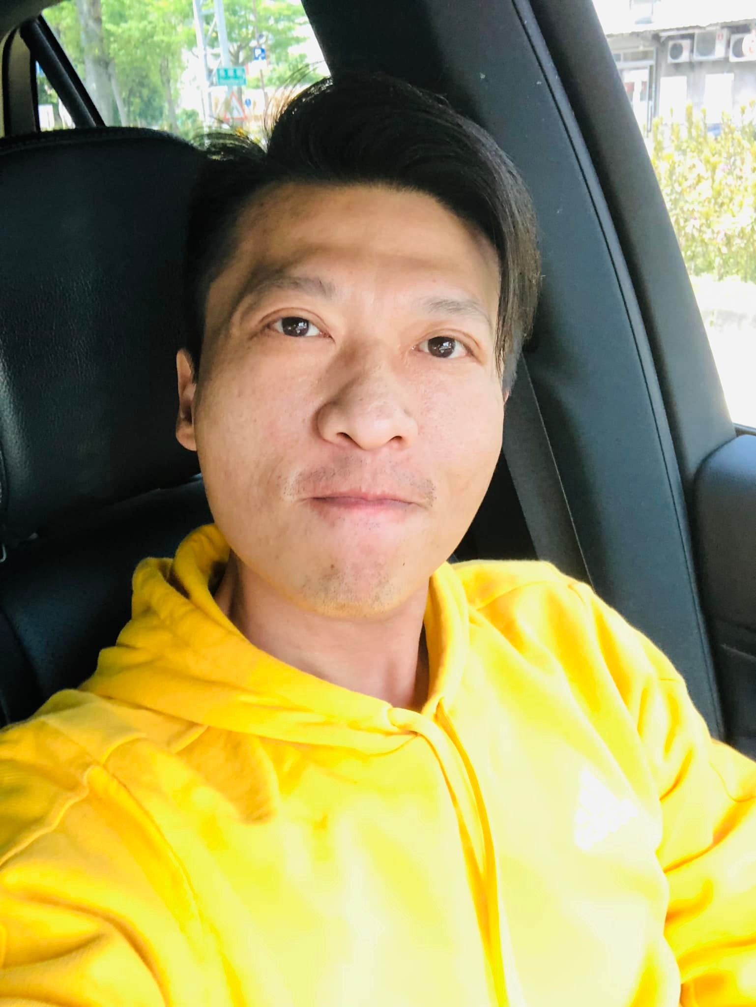 父车祸颅内出血抢救 台歌手跪求集气