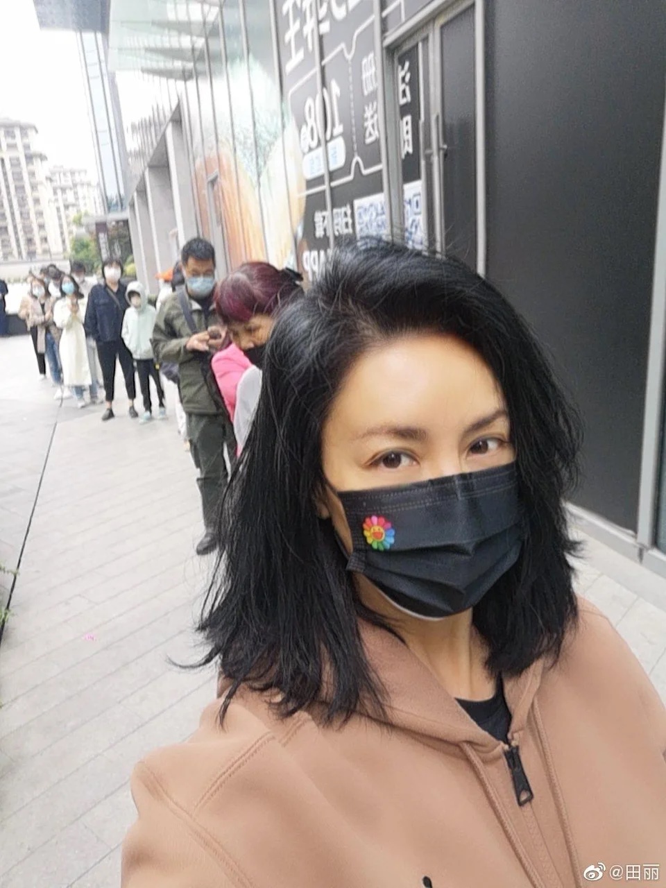 田丽玩抖音自称“中国台湾邹族” 网讽:人民币真香