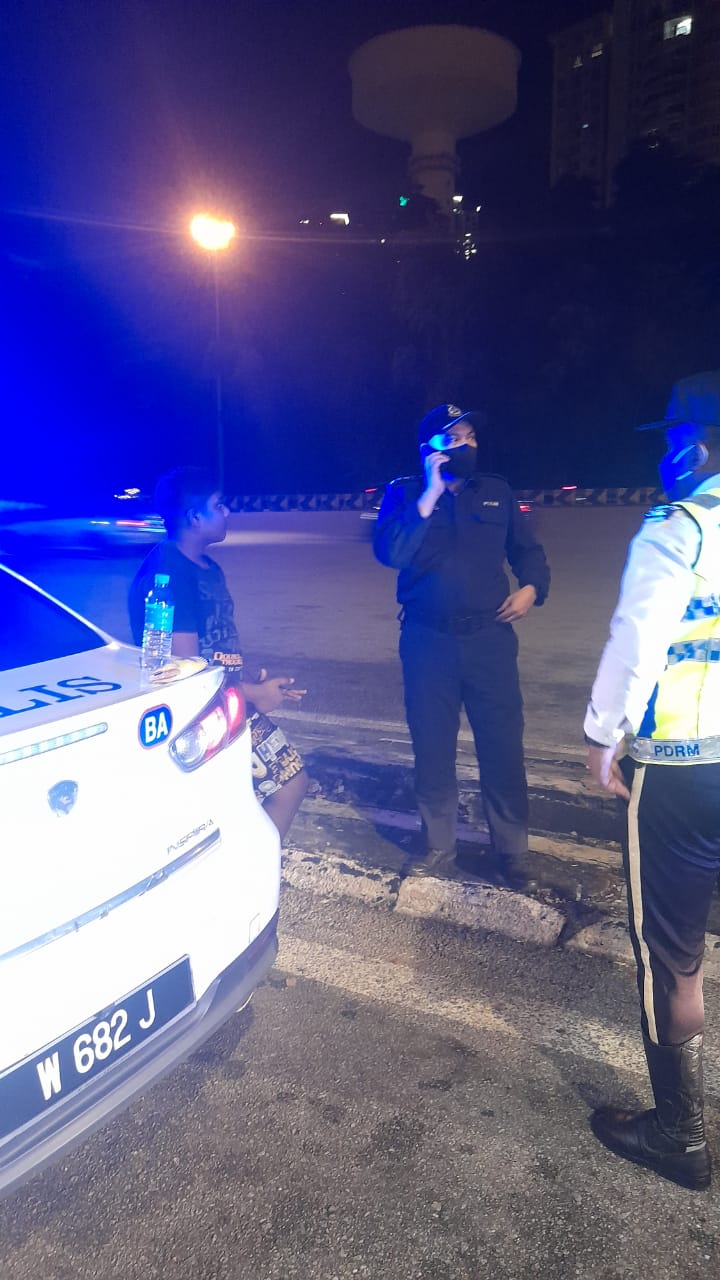 男童被遗留在油站·警察协助联系家属