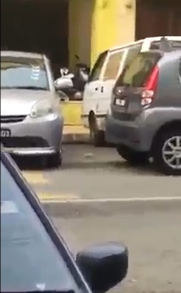视频 | 双重泊车被挡路·Myvi女司机砸碎车窗移车!