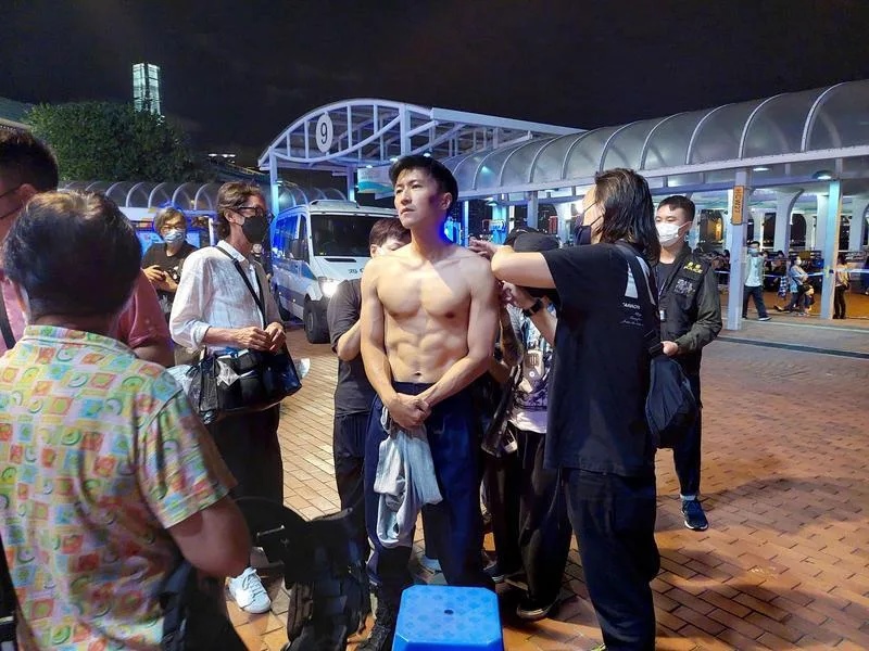 谢霆锋裸秀巨胸+6腹肌 网赞:羡慕王菲