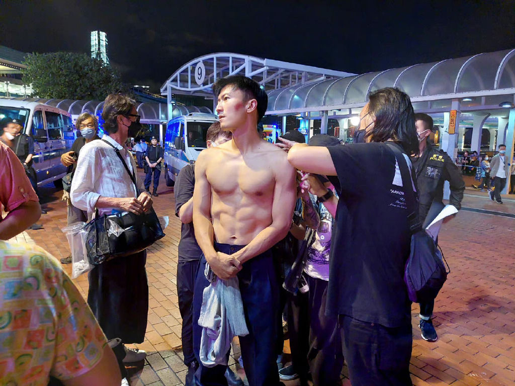 谢霆锋裸秀巨胸+6腹肌 网赞:羡慕王菲