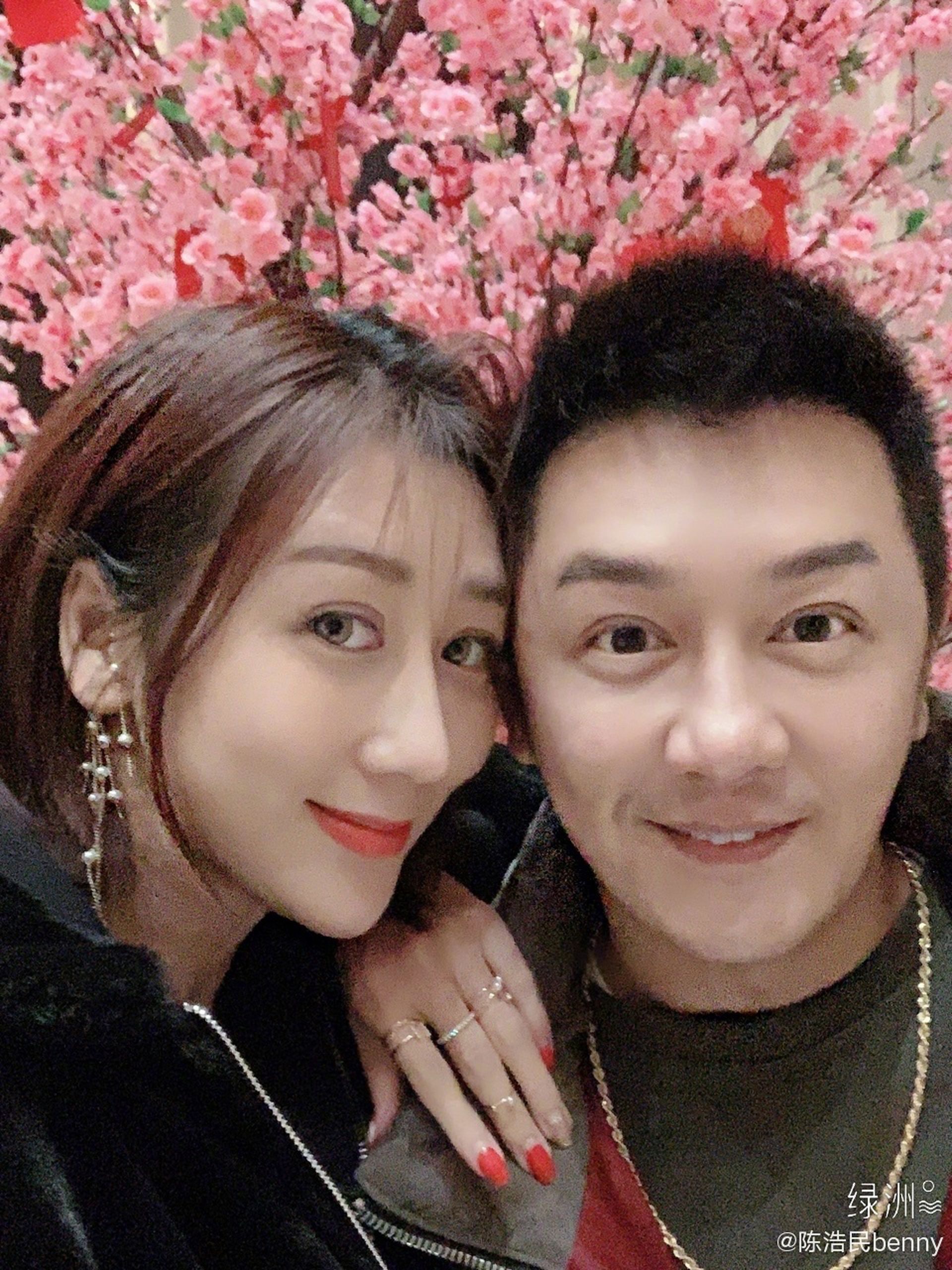 陈浩民夫妻吃小龙虾“只闻味道” 挨轰浪费反呛:多管闲事