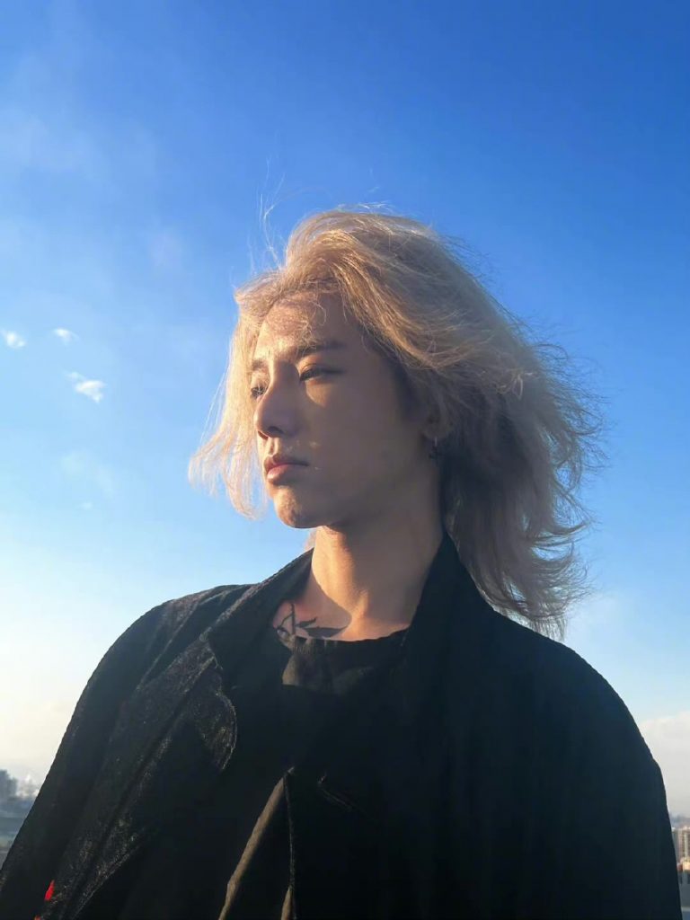 恋情坐实? 华晨宇带王悦伊与友人聚会 染同款发色暗秀恩爱