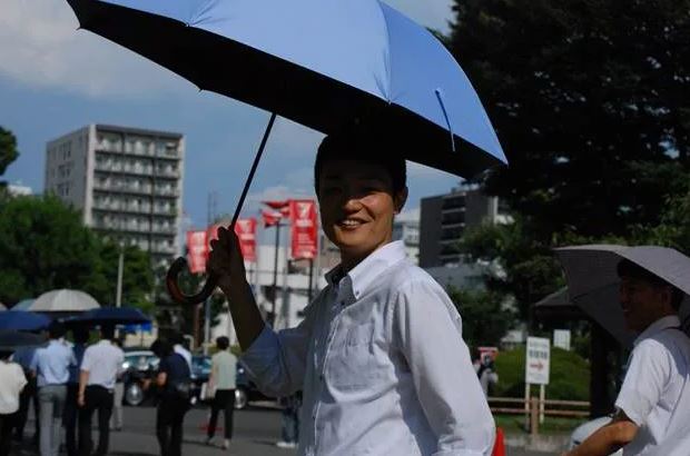 东京连3天达35度 男主播撑伞防晒