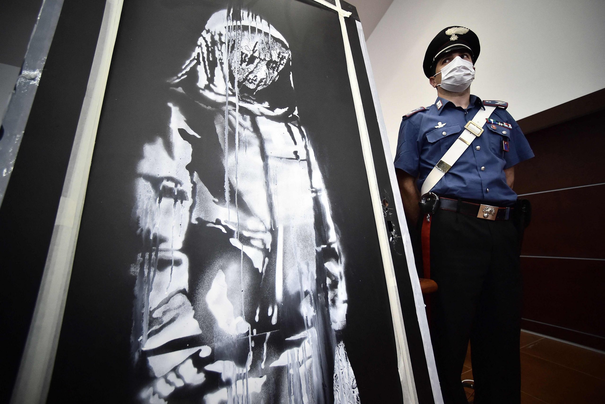 拚盘/班克斯悼巴黎恐袭涂鸦连画带门撬走 8贼被定罪