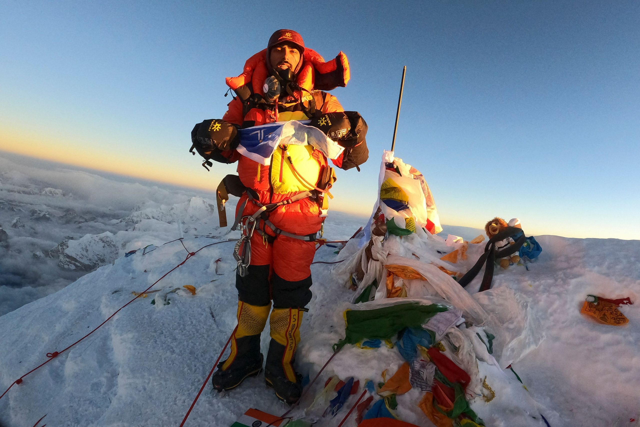 拼盘/他6年前圣母峰登顶遭指造假 今年拍一堆照片证明攻顶成功