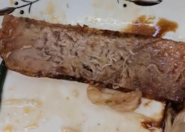 拼盘/酒楼烤鸭皮下布满活蛆 市监管局介入调查