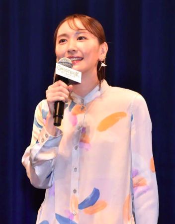 新垣结衣发际线再后退 网惊喊“怎么秃了”
