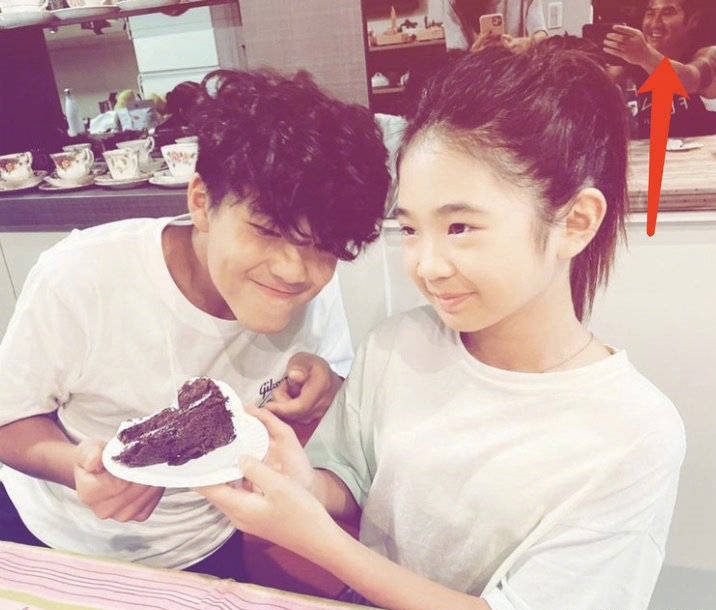 曹格11岁女儿穿妈妈泳衣 网惊:包子姐姐变长腿姐姐
