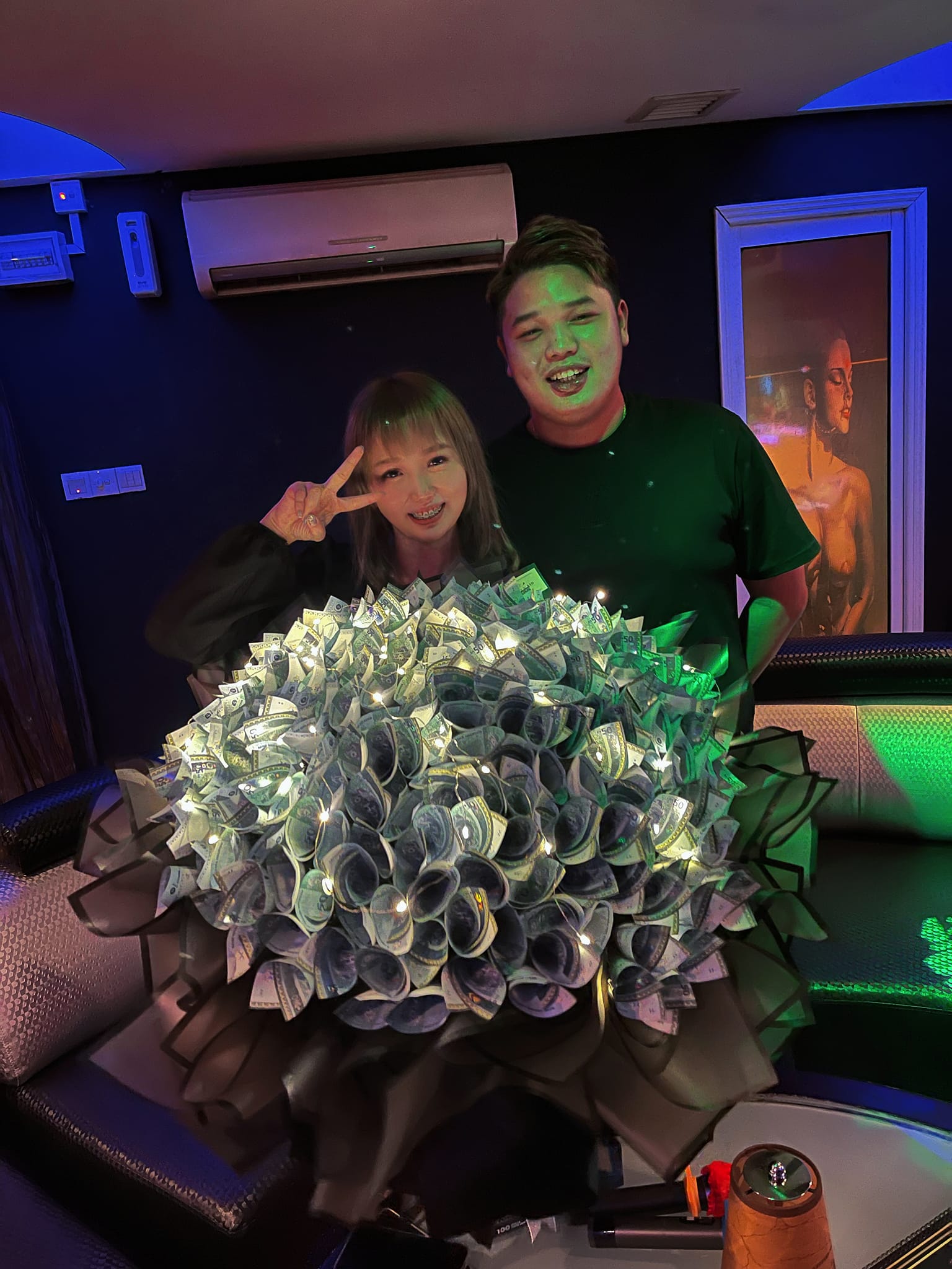 独家|答谢姐姐自小照顾 弟弟豪送1万现金花束