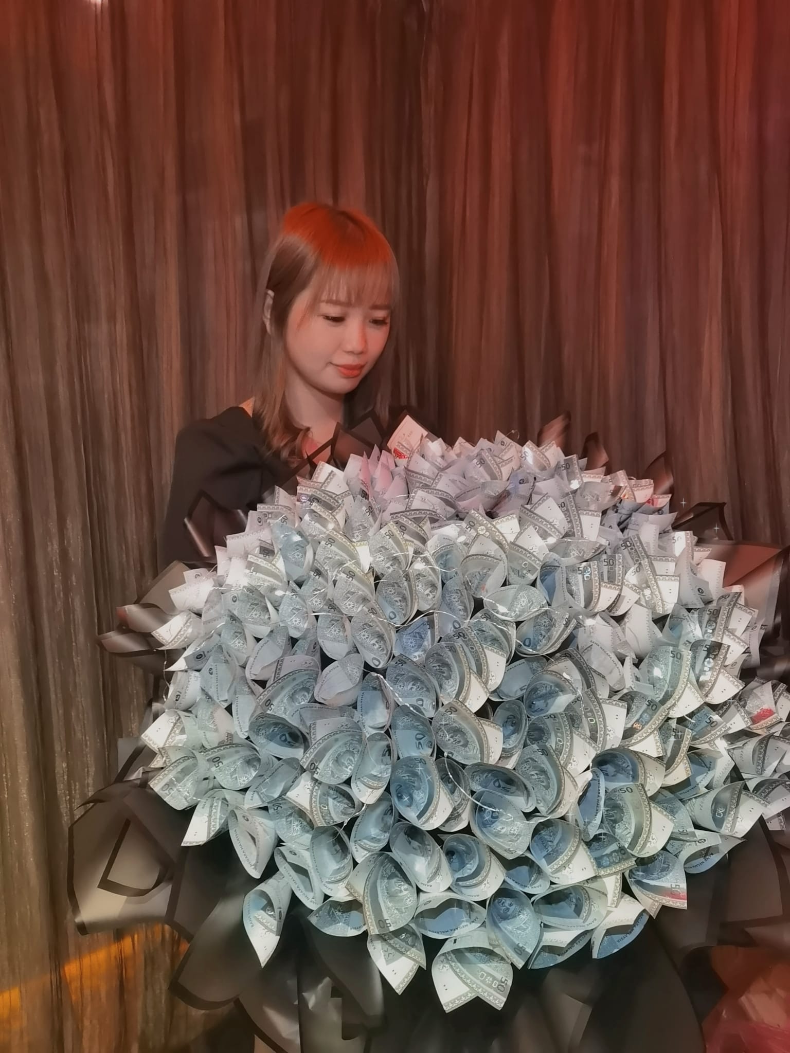 独家|答谢姐姐自小照顾 弟弟豪送1万现金花束