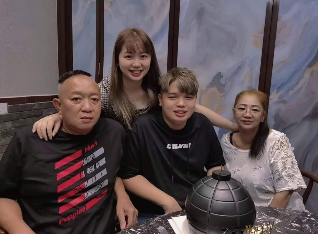 独家|答谢姐姐自小照顾 弟弟豪送1万现金花束