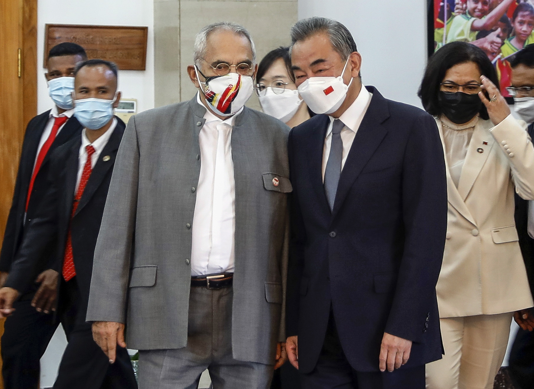 王毅否认签地区安全协议 “中到南太修路架桥 非驻军”