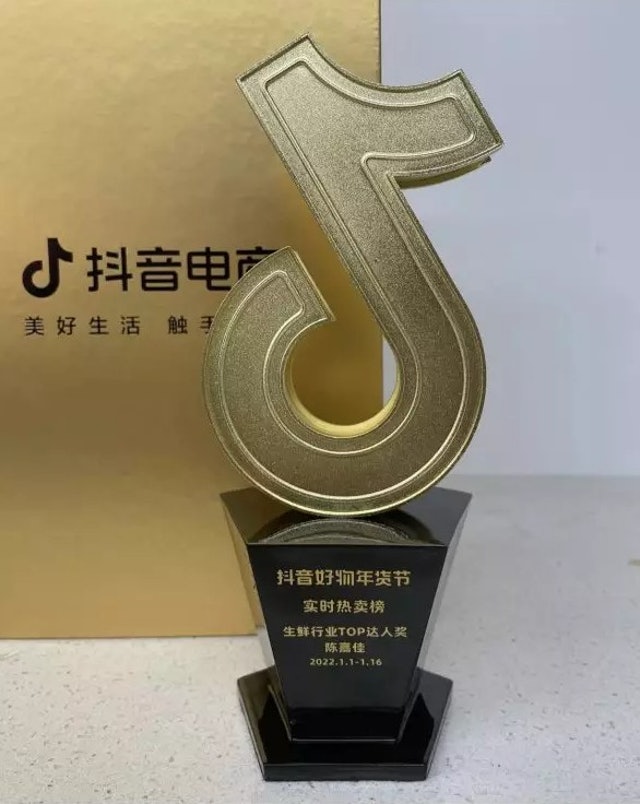 离巢TVB转战中国 细细粒当吃播带货