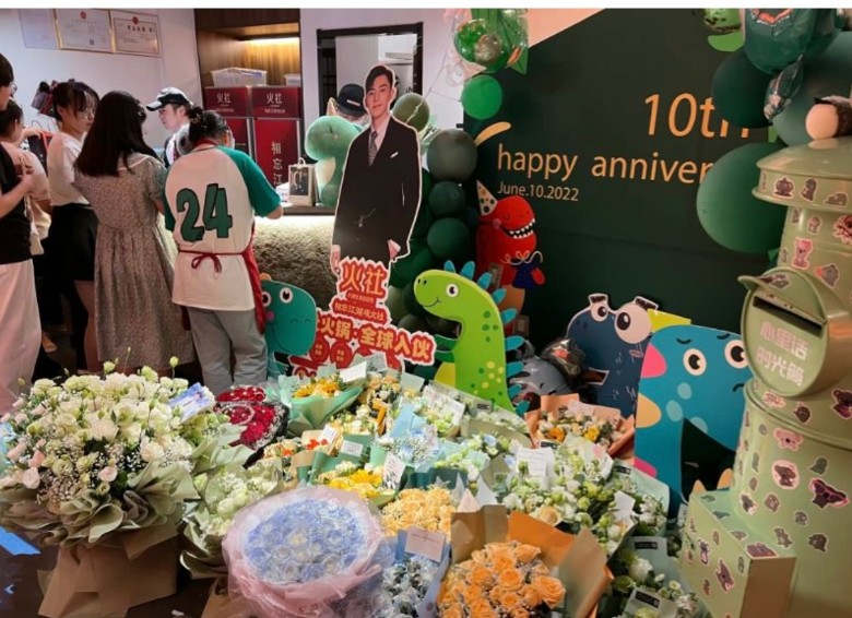 邓伦现身庆出道10周年 铁粉将火锅店变花海