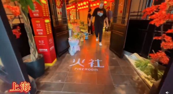 邓伦现身庆出道10周年 铁粉将火锅店变花海