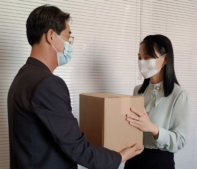 金与正老公首次现身?两人微笑同框大秀婚戒