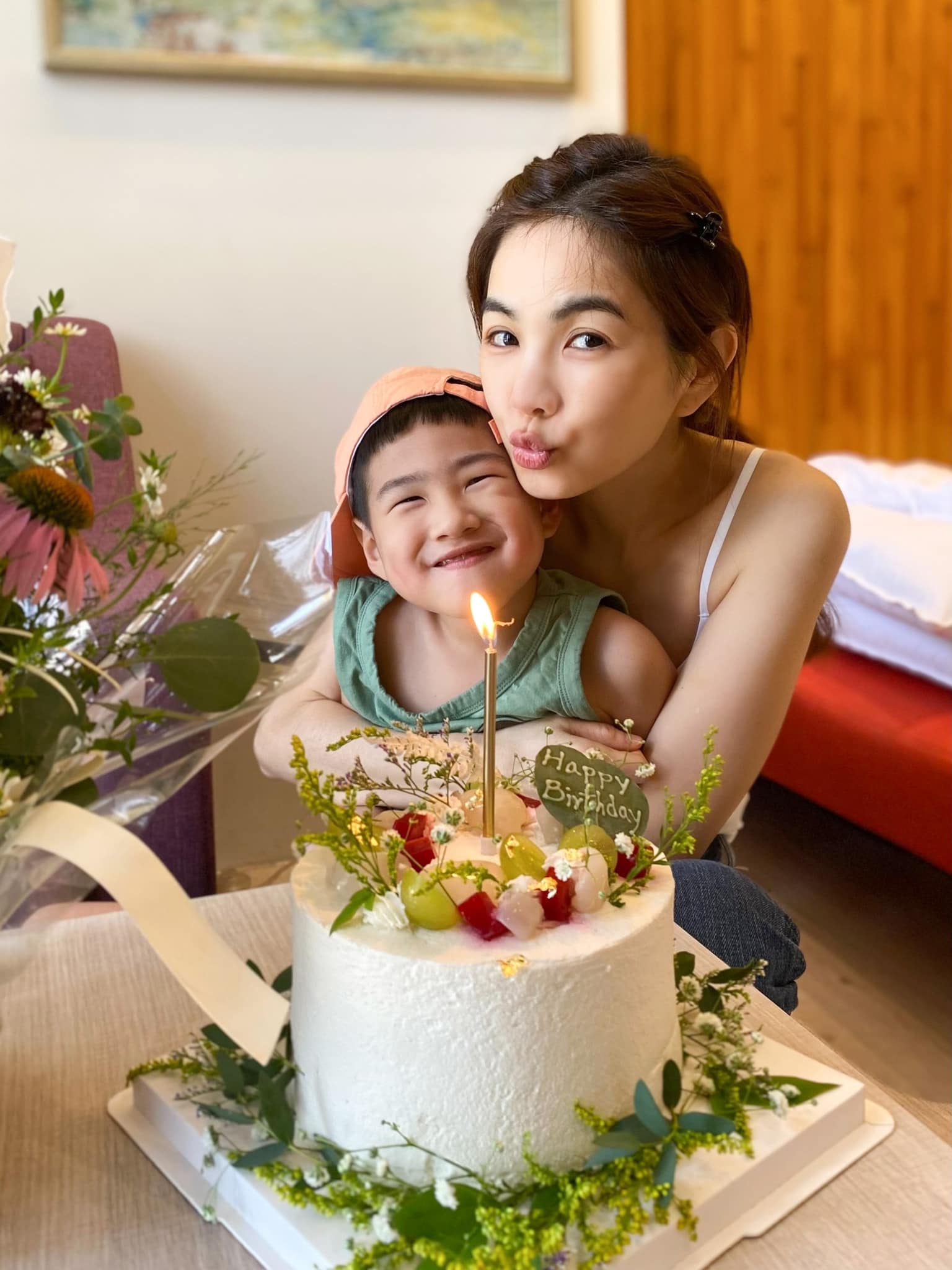 Ella惊喜41岁生日 大小猛男左右夹吻
