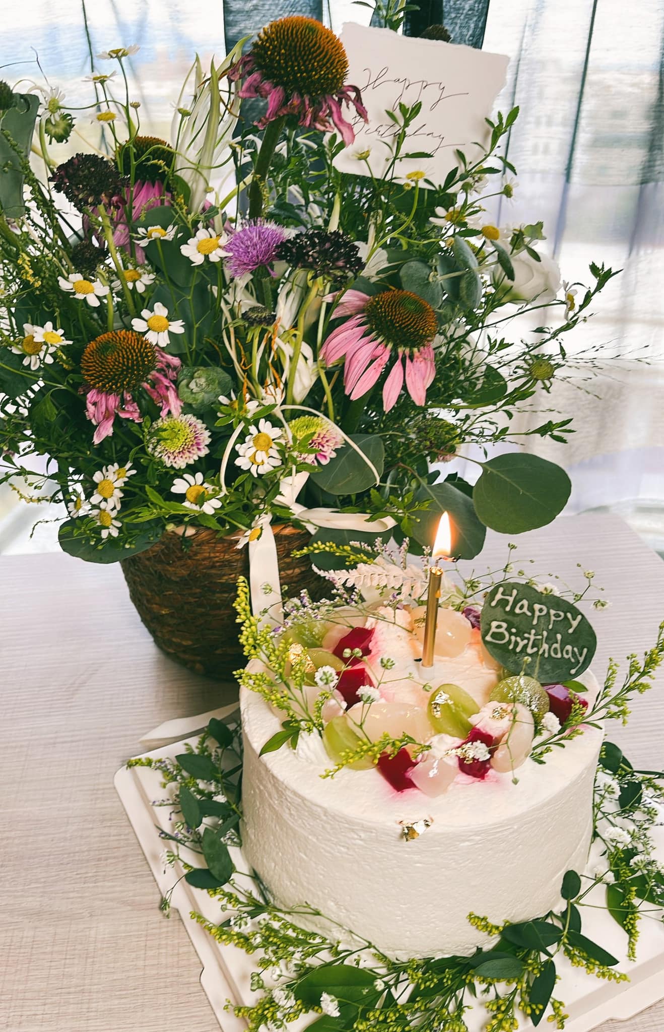 Ella惊喜41岁生日 大小猛男左右夹吻