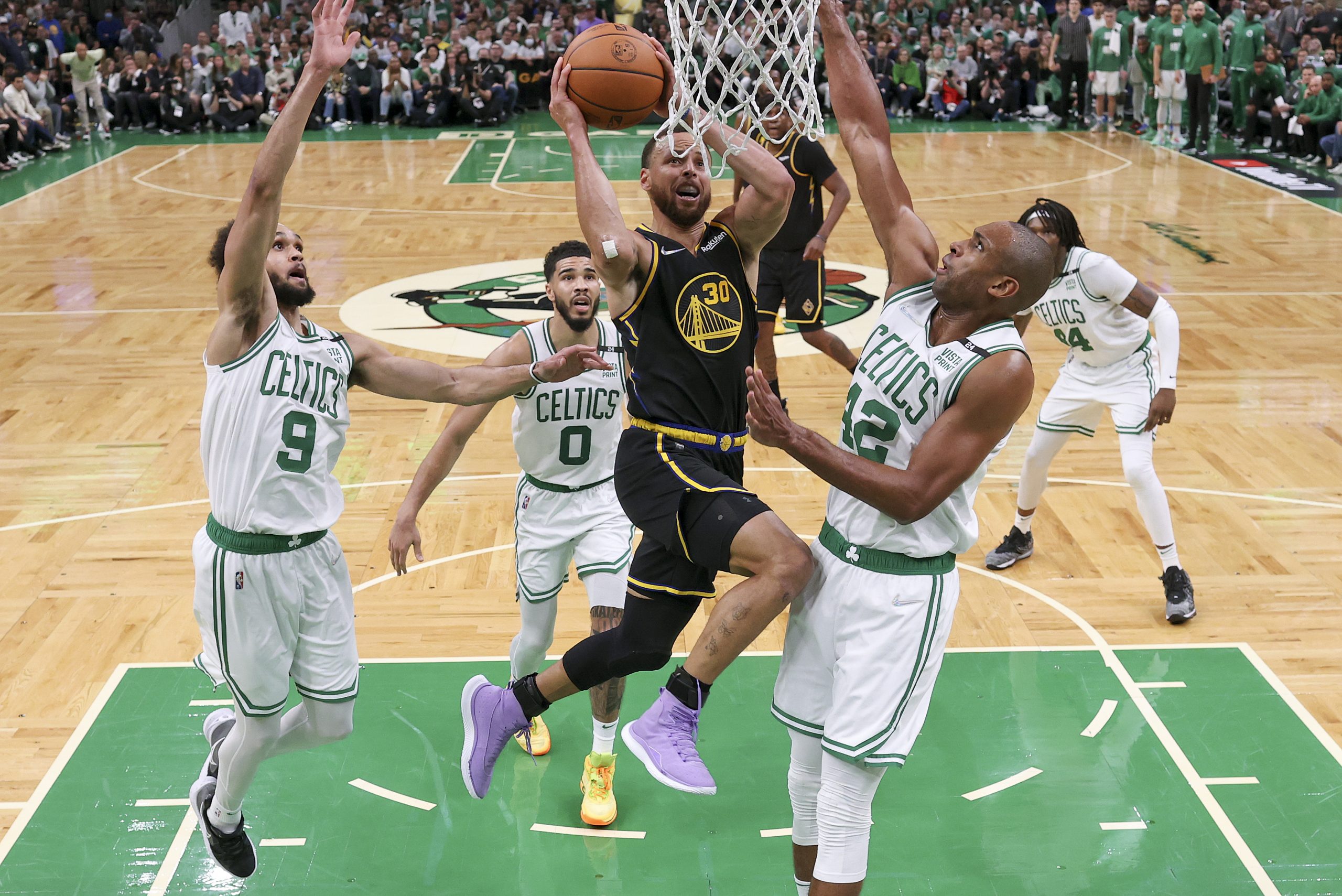 NBA总决赛| 柯里43分10篮板主宰比赛 勇士再度扳平绿衫军