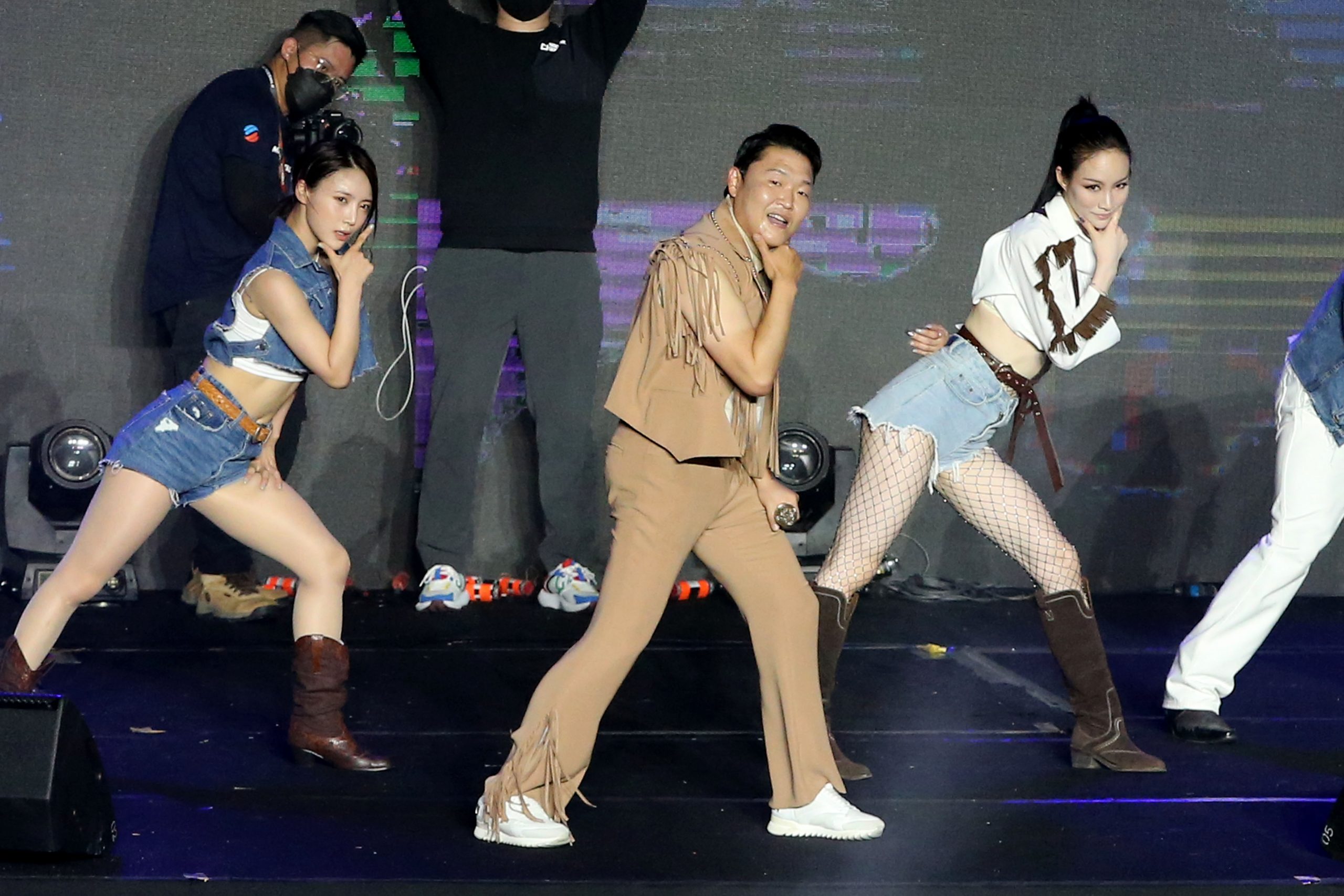 PSY旋风来马亮相24分钟 直呼想在大马开个唱