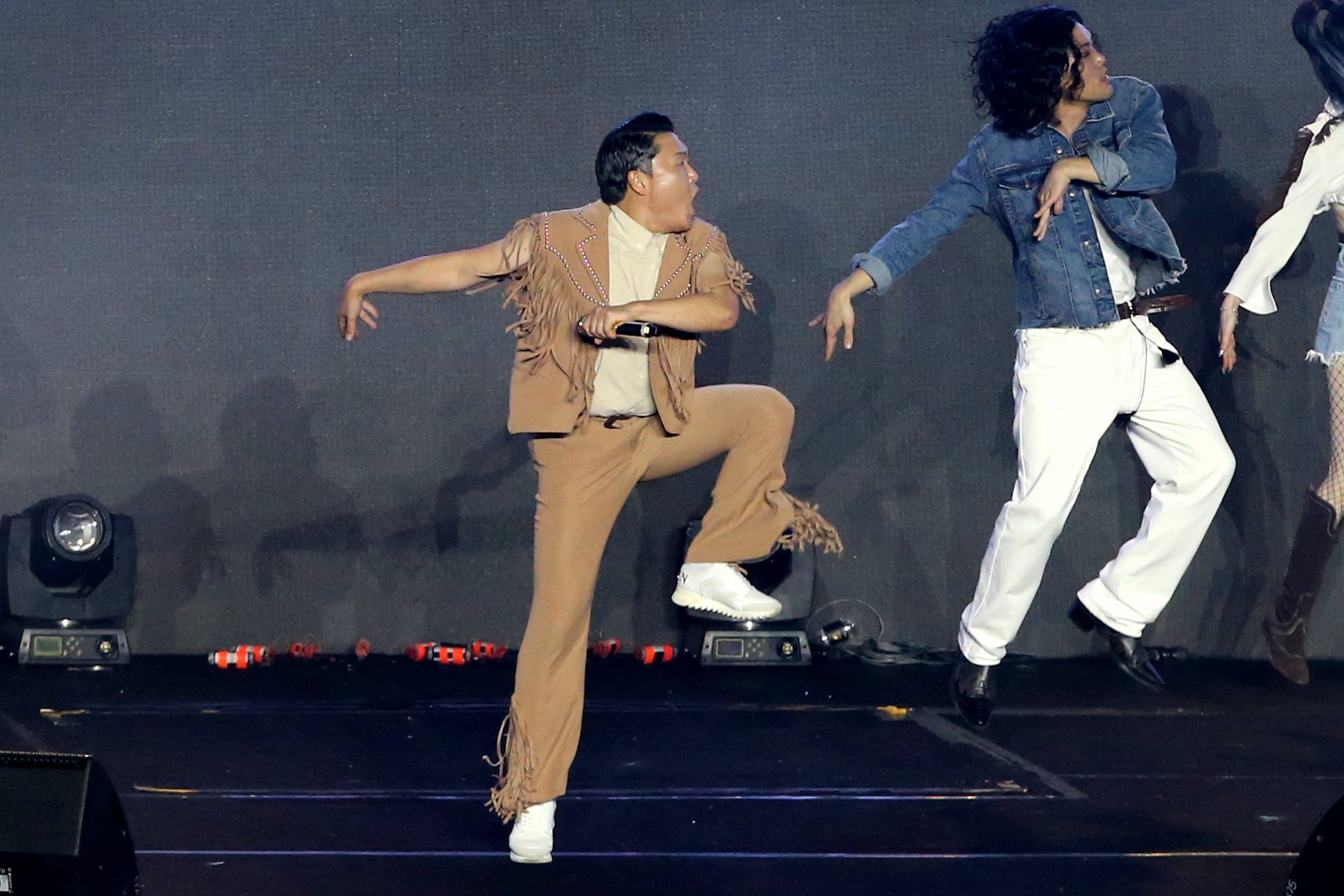 PSY旋风来马亮相24分钟 直呼想在大马开个唱