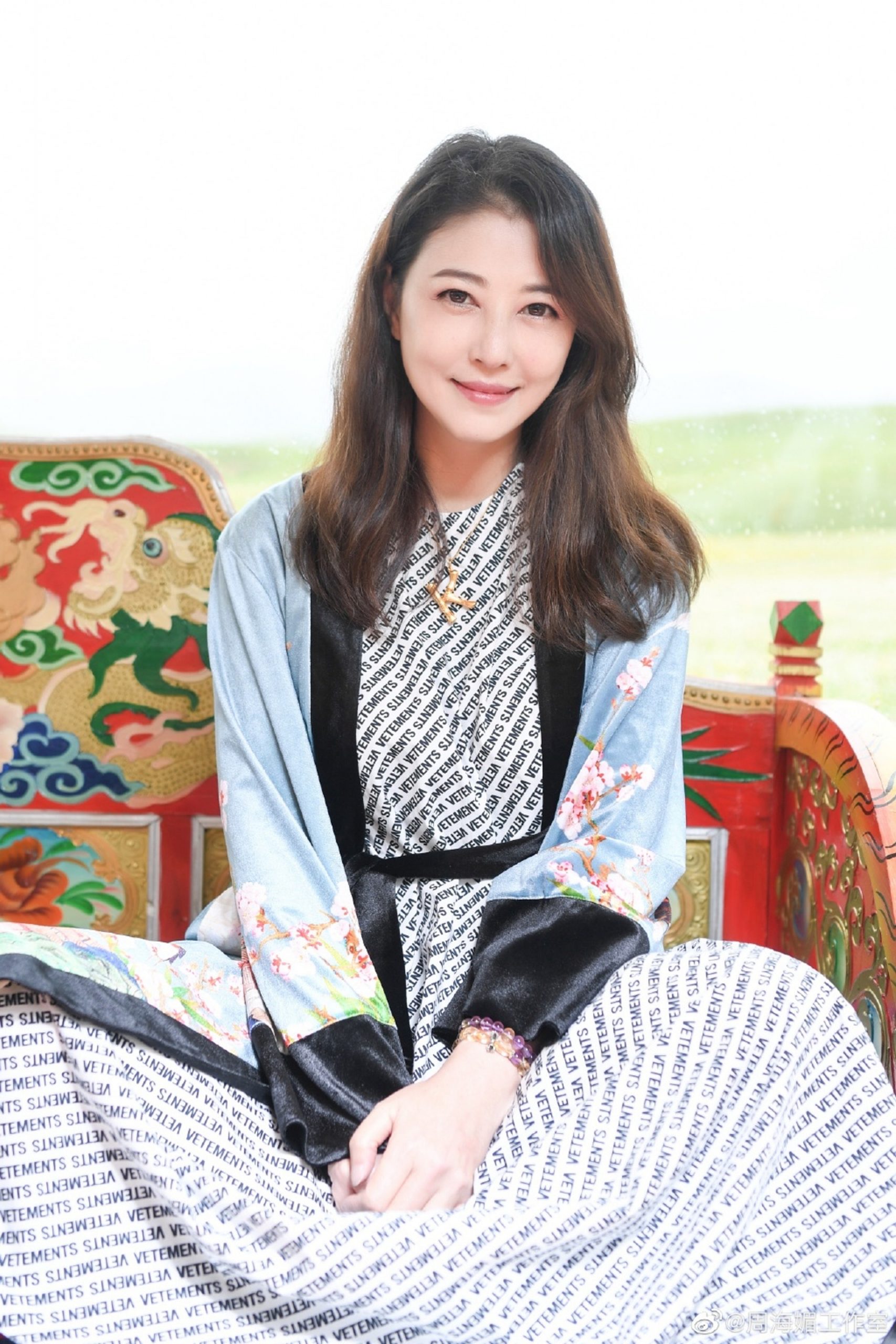 55岁周海媚被喊话生孩子 霸气回怼:我家没王位要继承