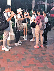 朱丽倩携爱女游迪士尼 10岁刘向蕙大长腿吸睛