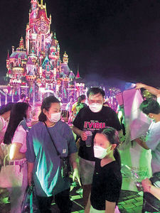 朱丽倩携爱女游迪士尼 10岁刘向蕙大长腿吸睛