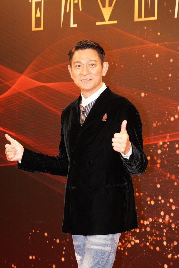 朱丽倩携爱女游迪士尼 10岁刘向蕙大长腿吸睛