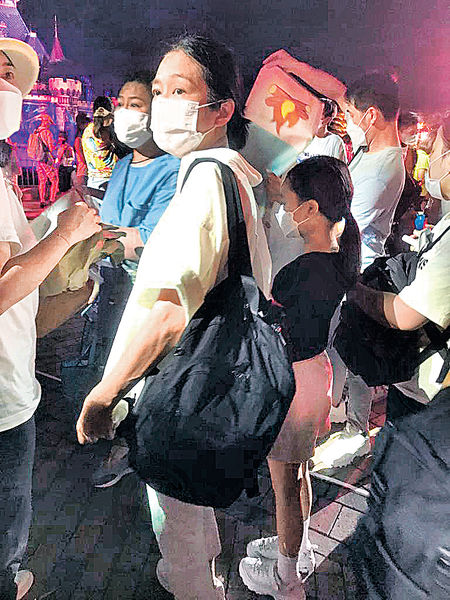 朱丽倩携爱女游迪士尼 10岁刘向蕙大长腿吸睛