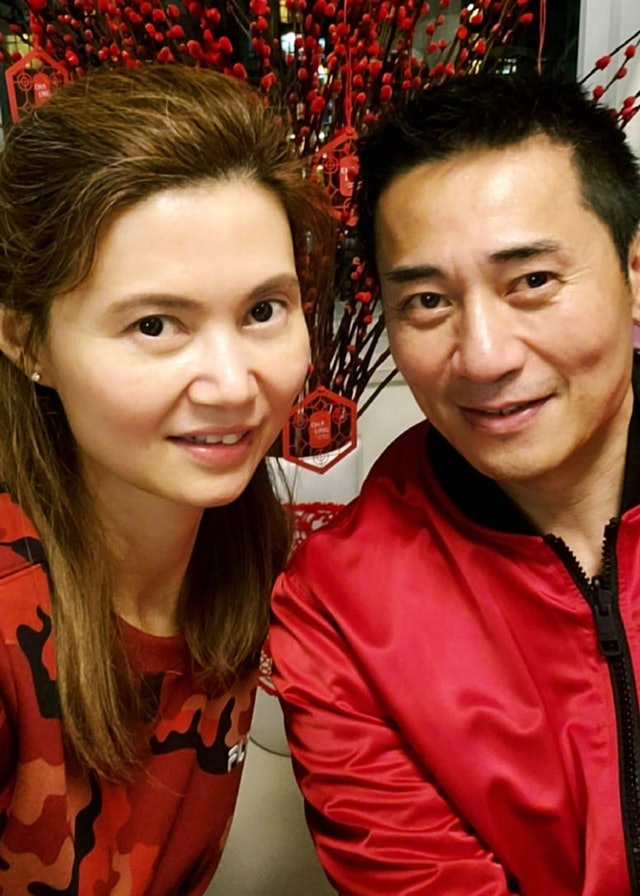 欧瑞伟女儿新加坡毕业 靠大马太太手机直播观礼