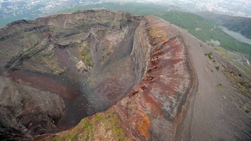 玩命自拍!擅闯1281公尺维苏威火山顶 意外坠入火山口中