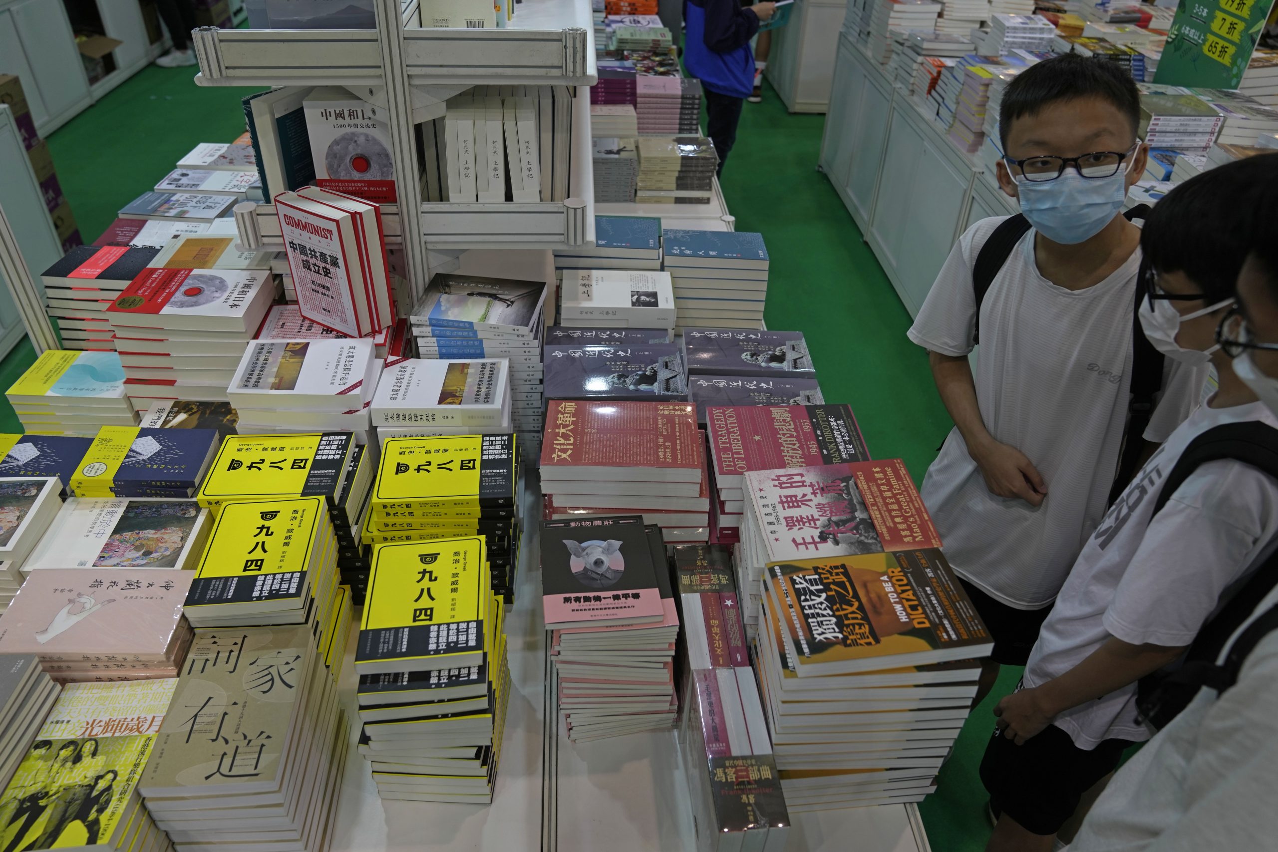 看世界两图)书展首日人流减 社运书近绝迹 习近平书籍 5书商放当眼处