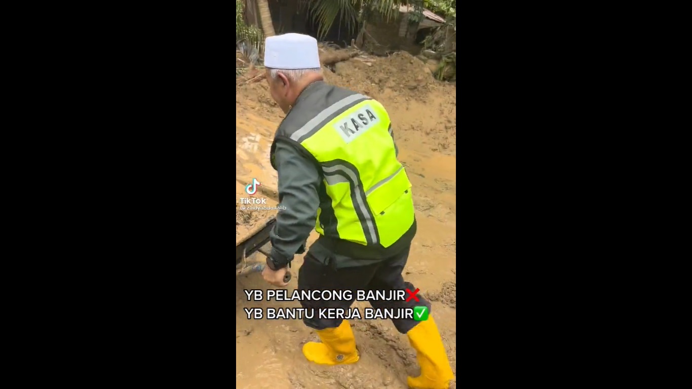 视频 | 环境部长清理烂泥被骂作秀·网民:衣服乾净 摄影师围绕