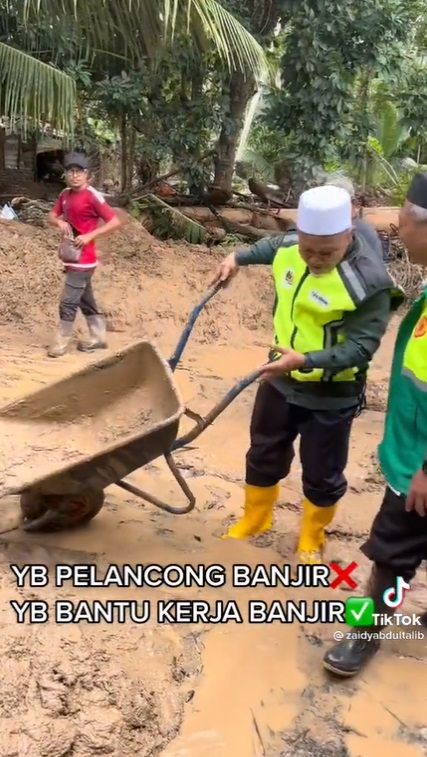 视频 | 环境部长清理烂泥被骂作秀·网民:衣服乾净 摄影师围绕